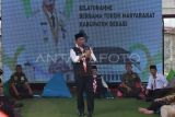 Gubernur Jawa Barat Ridwan Kamil (tengah) memberikan sambutan saat diskusi dengan tokoh masyarakat di halaman Museum Digital Gedung Juang 45 di Tambun, Kabupaten Bekasi, Jawa Barat, Kamis (15/6/2023). Dalam kesempatan tersebut, Ridwan Kamil berdiskusi tentang permasalahan sosial dan lingkungan yang terjadi di masyarakat. ANTARA FOTO/ Fakhri Hermansyah/rwa.