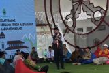 Gubernur Jawa Barat Ridwan Kamil (tengah) memberikan sambutan saat diskusi dengan tokoh masyarakat di halaman Museum Digital Gedung Juang 45 di Tambun, Kabupaten Bekasi, Jawa Barat, Kamis (15/6/2023). Dalam kesempatan tersebut, Ridwan Kamil berdiskusi tentang permasalahan sosial dan lingkungan yang terjadi di masyarakat. ANTARA FOTO/ Fakhri Hermansyah/rwa.