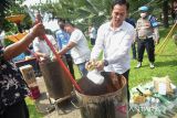 Petugas kepolisian memusnahkan barang bukti narkotika di Polda Sumatera Utara, Medan, Kamis (15/6/2023). Polda Sumatera utara memusnahkan sejumlah barang bukti narkotika jenis sabu seberat 134.458,8 gram, pil ekstasi sebanyak 78.730 butir dan ganja seberat 537.339 gram dari 28 kasus pada periode 19 Maret - 10 Juni 2023 dengan total tersangka sebanyak 40 orang. ANTARA FOTO/Fransisco Carolio