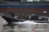 Prajurit Komando Operasi Khusus (Koopssus) TNI menggelar latihan penanggulangan terorisme di Pelabuhan Cirebon, Jawa Barat, Jumat (16/6/2023). Latihan Aksi Khusus smester pertama Koopssus TNI itu untuk menguji kesiapsiagaan prajurit dalam melaksanakan operasi penanggulangan terorisme. ANTARA FOTO/Dedhez Anggara.ANTARA FOTO/Dedhez Anggara (ANTARA FOTO/Dedhez Anggara)