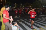 Peserta mengikuti lomba lari Glorious Night Run di Kota Madiun, Jawa Timur, Jumat (16/6/2023). Lomba lari menempuh jarak lima kilometer dalam rangka Hari Jadi ke-105 Kota Madiun dan HUT ke-77 Bhayangkara tersebut diikuti 700 peserta dari sejumlah daerah di Jawa Timur. Antara Jatim/Siswowidodo/zk.