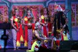 Sejumlah pemeran menampilkan pagelaran Rengganis di Banyuwangi, Jawa Timur, Senin (12/6/2023). Rengganis merupakan kesenian drama tradisional sebagai sarana hiburan, edukasi dan dakwah yang berkembang di Banyuwangi sekitar tahun 1933, namun kini sudah jarang dipentaskan karena minimnya regenerasi. Antara Jatim/Budi Candra Setya/zk.