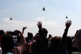 Warga menyaksikan Helikopter Bell 505 Ranger bermanuver dalam acara Naval Airbase Open Day di Apron Hanggar Lanudal Juanda, Surabaya, Jawa Timur, Minggu (11/6/2023). Kegiatan tersebut dalam rangka HUT ke-67 Penerbangan TNI AL. Antara Jatim/Umarul Faruq/zk.