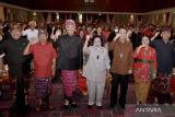 Presiden Kelima RI Megawati Soekarnoputri (tengah) didampingi putranya Prananda Prabowo (ketiga kanan), Menteri Pemberdayaan Perempuan dan Perlindungan Anak (PPPA) I Gusti Ayu Bintang Darmawati (kedua kanan), Gubernur Bali Wayan Koster (kedua kiri), Gubernur Jawa Tengah Ganjar Pranowo (ketiga kiri), Wagub Bali Tjokorda Oka Artha Ardana Sukawati (kiri), dan Wali Kota Denpasar I Gusti Ngurah Jaya Negara (kanan) berfoto pada Temu Budaya Jawa Bali di Sanur, Denpasar, Bali, Jumat (16/6/2023). Kegiatan yang menampilkan kesenian tradisional Bali dan Jawa tersebut diselenggarakan sebagai bentuk kerja sama dalam bidang seni budaya antara Pulau Bali dan Jawa khususnya wilayah Jawa Tengah. ANTARA FOTO/Fikri Yusuf/wsj.