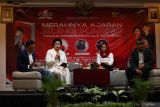 Pengamat bidang militer dan pertahanan keamanan Connie Rahakundini Bakrie (kedua kiri) didampingi anggota DPR Fraksi Partai Demokrasi Indonesia Perjuangan (PDIP) Puti Guntur Soekarno (kedua kanan) dan Airlangga Pribadi Kusman  (kanan)  memberikan pemaparan saat bedah buku Merahnya Ajaran Bung Karno-Narasi Pembebasan Ala Indonesia di Surabaya, Jawa Timur, Sabtu (17/6/2023). Bedah buku karya Airlangga Pribadi Kusman dengan menghadirkan narasumber penulis buku itu sendiri, pengamat bidang militer dan pertahanan keamanan Connie Rahakundini Bakrie serta  anggota DPR Fraksi PDIP Puti Guntur Soekarno tersebut merupakan rangkaian kegiatan untuk memperingati Bulan Bung Karno. Antara Jatim/Didik Suhartono/zk.