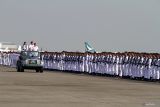 Komandan Komando Pembinaan Doktrin Pendidikan dan Latihan TNI AL (Dankodiklatal) Letjen (Mar) Suhartono (kanan) melakukan inspeksi pasukan saat Upacara HUT ke-67 Penerbangan TNI AL di apron hanggar Lanudal Juanda, Sidoarjo, Jawa Timur, Sabtu (17/6/2023). HUT ke-67 Penerbangan TNI AL tersebut mengambil tema Penerbangan TNI Angkatan Laut Patriot NKRI Siap Mendukung Indonesia Pulih Lebih Cepat, Bangkit Lebih Kuat. Antara Jatim/Umarul Faruq/zk.