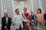 Gubernur Jawa Barat Ridwan Kamil (kedua kiri) bersama Puteri Indonesia Farhana Nariswari Wisandana (tengah) memberikan keterangan kepada awak media usai mengikuti pawai di Gedung Pakuan, Bandung, Jawa Barat, Sabtu (17/62023). Dalam kesempatan tersebut, Puteri Indonesia Farhana Nariswari Wisandana mengikuti pawai keliling Kota Bandung serta menemui Gubernur Jawa Barat Ridwan Kamil untuk meminta dukungan sebagai warga asli Jawa Barat pada ajang Miss Universe di Tokyo Oktober 2023 mendatang. ANTARA FOTO/Raisan Al Farisi/agr