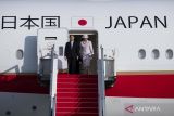 Kaisar Jepang Naruhito (kiri) bersama Permaisuri Owada Masako menuruni tangga pesawat udara saat tiba di Bandara Soekarno Hatta, Tangerang, Banten, Sabtu (17/6/2023). Kaisar Jepang Naruhito bersama Permaisuri Owada Masako melakukan kunjungan kenegaraan pertama ke Indonesia sejak naik takhta tahun 2019 lalu. ANTARA FOTO/Sigid Kurniawan/wsj.