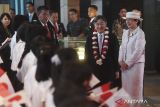 Kaisar Jepang Naruhito (kiri) didampingi Permaisuri Masako (kanan) berbincang dengan sejumlah siswa saat tiba di Hotel Indonesia Kempinski, Jakarta, Sabtu (17/6/2023). Kunjungan Kaisar Naruhito dan Permaisuri Masako merupakan kunjungan kenegaraan pertama ke Indonesia guna mempererat hubungan persahabatan  Jepang dan Indonesia. ANTARA FOTO/Akbar Nugroho Gumay/wsj.