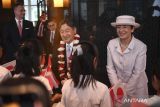 Kaisar Jepang Naruhito (kiri) didampingi Permaisuri Masako (kanan) berbincang dengan sejumlah siswa saat tiba di Hotel Indonesia Kempinski, Jakarta, Sabtu (17/6/2023). Kunjungan Kaisar Naruhito dan Permaisuri Masako merupakan kunjungan kenegaraan pertama ke Indonesia guna mempererat hubungan persahabatan  Jepang dan Indonesia. ANTARA FOTO/Akbar Nugroho Gumay/wsj.