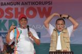 Ketua KPK Firli Bahuri (kanan) bernyanyi bersama Plt Wali Kota Bekasi Tri Adhianto (kiri) saat road show bus KPK pada acara Hari Bebas Kendaraan Bermotor (HBKB) di Bekasi, Jawa Barat, Minggu (18/6/2023). Road show bus tersebut merupakan bagian dari upaya KPK dalam pemberantasan korupsi serta guna mengkampanyekan stop politik uang menjelang Pemilu 2024. ANTARA FOTO/ Fakhri Hermansyah/aww.