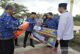 PT Taspen Palangka Raya serahkan bantuan perahu untuk guru SMPN 10