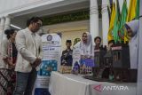 Gubernur Jawa Barat Ridwan Kamil (kedua kiri) melihat teknologi bebasis rekayasa perangkat lunak karya santri SMK plus Pagelaran Subang  yang dipajang pada pameran implementasi kurikulum merdeka di Gedung Sate, Bandung, Jawa Barat, Senin (19/6/2023). Pameran tersebut menampilkan sejumlah teknologi berbasis artificial intelegent dalam rekayasa perangkat lunak dan digital karya santri SMK Plus Pagelaran dalam projek penguatan pelajar pancasila membangun masa depan digital. ANTARA FOTO/Novrian Arbi/agr