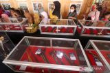 Pengunjung mengamati keris pada pameran keris kuno di Kota Kediri, Jawa Timur, Sabtu (17/6/2023). Pameran keris koleksi paguyuban pecinta keris Panji Joyoboyo tersebut menampilkan 43 bilah keris kuno peninggalan era Kerajaan Kadiri hingga era Hamengkubuwana Kasultanan Yogyakarta sebagai upaya edukasi pelestarian senjata tradisional khususnya keris kuno di masyarakat ANTARA Jatim/Prasetia Fauzani/zk