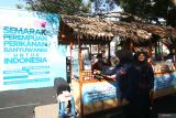  Warga mengunjungi stan pameran produk perikanan di Gesibu Banyuwangi, Jawa Timur, Minggu (18/6/2023). Organisasi Pangan dan pertanian (FAO) Perserikatan Bangsa-Bangsa dan Kementerian Kelautan Perikanan serta Dinas Perikanan Banyuwangi menggelar acara tersebut untuk mempromosikan kesetaraan gender dan sistem pangan serta mata pencaharian yang tahan perubahan iklim di komunitas Perikanan Skala Kecil. ANTARA Jatim/Budi Candra Setya/zk 