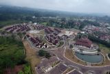 Foto udara rest area Gunung Mas yang belum beroperasi di Puncak, Cisarua, Kabupaten Bogor, Jawa Barat, Senin (19/6/2023). Kementerian Pekerjaan Umum Perumahan Rakyat (PUPR) bekerja sama dengan Pemerintah Kabupaten Bogor membangun rest area dalam rangka penataan para pedagang di jalur pariwisata Puncak, dan diharapkan nantinya semua pedagang kaki lima yang selama ini menjajakan dagangannya di sepanjang bahu Jalan Raya Puncak yang kerap kali menimbulkan kemacetan dapat dilokalisir di tempat tersebut. ANTARA FOTO/Yulius Satria Wijaya/rwa.
