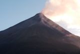 Pos PGA harap warga waspadai luncuran material vulkanik Gunung Karangetang