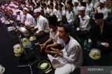 Grup hadrah tampil pada acara tasyakuran kenduri akbar dalam rangka peringatan hari jadi ke-105 Kota Madiun di Madiun, Jawa Timur, Senin (19/6/2023). Kegiatan yang diikuti ribuan orang tersebut sebagai ungkapan rasa syukur kepada Tuhan. ANTARA Jatim/Siswowidodo/zk
