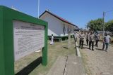 Kepala Biro SDM Polda Aceh Kombes Fajar Budiyanto (tengah) mengunjungi makam ulama besar Aceh Syiekh Abdurrauf bin Ali Al-Fansuri atau Tengku Syiah Kuala di Banda Aceh, Aceh, Selasa (20/6/2023). Kepolisian Daerah (Polda) Aceh dalam menyambut Hari Bhayangkara ke 77 melakukan revitalisasi komplek Makam Syiah Kuala, yang merupakan objek wisata religi ramai dikunjungi peziarah dari dalam maupun luar negeri seperti Turki, Malaysia, Polandia, Brunei Darussalam, Pakistan hingga Arab Saudi. ANTARA/Khalis Surry