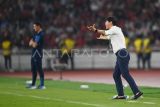 Pelatih Timnas Indonesia Shin Tae-yong (kanan) memberikan instruksi saat laga persahabatan FIFA Matchday di Stadion Utama Gelora Bung Karno, Jakarta, Senin (19/6/2023). TImnas Indonesia harus mengakui keunggulan Timnas Argentina dengan skor 0-2. ANTARA FOTO/Akbar Nugroho Gumay/tom.