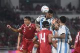 Pesepak bola Timnas Argentina Cristian Gabriel Romero (atas) menyundul bola untuk mencetak gol ke gawang Timnas Indonesia saat laga persahabatan FIFA Matchday di Stadion Utama Gelora Bung Karno, Jakarta, Senin (19/6/2023). TImnas Indonesia harus mengakui keunggulan Timnas Argentina dengan skor 0-2. ANTARA FOTO/Akbar Nugroho Gumay/tom.