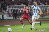 Pesepak bola Timnas Indonesia Dendy Sulistyawan (kiri) berusaha melewati hadangan pesepak bola Timnas Argentina Pezzella (kanan) saat pertandingan FIFA Matchday di Stadion Utama Gelora Bung Karno, Jakarta, Senin (19/6/2023). Timnas Indonesia kalah dari timnas Argentina dengan skor 0-2. ANTARA FOTO/Galih Pradipta/wsj.