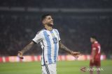 Pesepak bola Timnas Argentina Cristian Gabriel Romero merayakan gol yang dicetaknya ke gawang Timnas Indonesia saat laga persahabatan FIFA Matchday di Stadion Utama Gelora Bung Karno, Jakarta, Senin (19/6/2023). TImnas Indonesia harus mengakui keunggulan Timnas Argentina dengan skor 0-2. ANTARA FOTO/Akbar Nugroho Gumay/wsj.