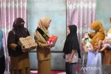 Ibu asuh serahkan bantuan ke anak berisiko stunting di Solok