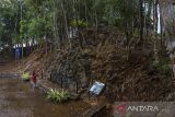 Pengunjung melihat batuan Hutan Serpentinit di Kawasan Situ Geopark Meratus Taman Hutan Raya (Tahura) Sultan Adam Mandiangin, Kabupaten Banjar, Kalimantan Selatan, Rabu (21/6/2023). Situs yang berada di Tahura Sultan Adam Mandiangin terletak pada ketinggian sekitar 400 hingga 600 mdpl itu merupakan warisan geologi berumur Jura Tengah 180 hingga 182 juta tahun lalu dengan perwujudan batuan tua di Pegunungan Meratus yang terangkat kepermukaan serta memiliki daya tarik bentangan Pegunungan Alam Meratus bagian Selatan. ANTARA/Bayu Pratama S.