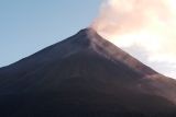 Warga dilarang masuk dalam radius 2,5 kilometer dari kawah Gunung Karangetang