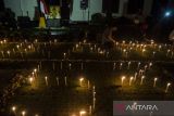 Warga menyalakan lilin pada malam renungan suci  wafat Bung Karno di Gedung Indonesia Menggugat, Bandung, Jawa Barat, Rabu (21/6/2023). Sebanyak 200 lilin dinyalakan oleh sejumlah tokoh budaya dan seniman Bandung yang bertujuan sebagai penanda untuk terus menyalakan implementasi makna kebangsaan dan pancasila di Indonesia dalam peringatan 53 tahun wafatnya Bung Karno. ANTARA FOTO/Novrian Arbi/agr