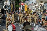 Anggota drum band dari IPDN mengikuti pawai Hut ke-22 Kota Cimahi di Jalan Gandawijaya, Cimahi, Jawa Barat, Rabu (21/62023). Pawai yang dimeriahkan oleh Drum Band dari IPDN dan pawai kendaraan Fin Komodo tersebut diselenggarakan dalam rangka memeriahkan HUT ke-22 Kota Cimahi. ANTARA FOTO/Raisan Al Farisi/agr