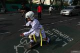 Warga bermain skateboard menyusuri jalan di Surabaya, Jawa Timur, Rabu (21/6/2023). Aksi tersebut untuk memperingati Hari Skateboard Sedunia. ANTARA Jatim/Didik Suhartono/zk 