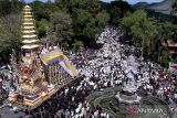 Foto udara umat Hindu yang melakukan rangkaian ritual di dekat bade atau menara usungan jenazah Raja Denpasar IX Ida Tjokorda Ngurah Jambe Pemecutan saat upacara Pelebon di Denpasar, Bali, Rabu (21/6/2023). Puncak upacara Pelebon Raja Denpasar IX yang meninggal pada 18 Februari 2023 itu disaksikan oleh ribuan warga dan wisatawan. ANTARA FOTO/Fikri Yusuf/wsj.