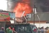 Dua rumah di Palembang terbakar, seorang pria diamankan