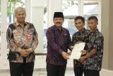 Menteri ATR serahkan sertifikat tanah seluas 89,01 hektare di Garut