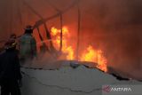 Petugas pemadam kebakaran berusaha memadamkan api yang membakar pabrik spons atau busa kasur di kompleks pergudangan Tanrise Southgate Seruni, Gedangan, Sidoarjo, Jawa Timur, Kamis (22/6/2023). Sebanyak tujuh unit mobil Pemadam Kebakaran (PMK) dikerahkan ke lokasi tersebut dan belum diketahui penyebabnya. ANTARA Jatim/Umarul Faruq/zk 