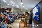 Presiden Direktur Garudafood Hardianto Atmadja memberikan pemaparan kepada mahasiswa dan masyarakat saat kuliah umum strategi bisnis pangan di era digital di Universitas Katolik Parahyangan, Bandung, Jawa Barat, Jumat (23/6/2023). Kuliah umum tersebut bertujuan memberikan edukasi kepada mahasiswa dalam menghadapi transformasi digital, teknologi yang terintegrasi dan penggunaan energi baru terbarukan (EBT) di bidang bisnis pangan. ANTARA FOTO/Novrian Arbi/agr