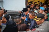 Pimpinan Pondok Pesantren Al Zaytun Panji Gumilang berjalan keluar dari ruangan usai menjalani pemeriksaan di Gedung Sate Bandung, Jawa Barat, Jumat (23/6/2023). Panji Gumilang memenuhi panggilan dari tim investigasi bentukan Gubernur Jawa Barat Ridwan Kamil guna mengklarifikasi sejumlah isu kontroversial yang kini tengah menjadi sorotan publik terkait pondok pesantren di Indramayu tersebut. ANTARA FOTO/Raisan Al Farisi/agr