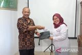  Ombudsman Unggul Tri Ratomo saat memberikan hadiah kepada peserta  