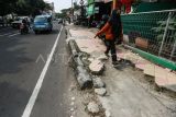 Warga berjalan di trotoar yang akan direvitalisasi di Jalan Margonda Raya, Depok, Jawa Barat, Kamis (22/6/2023). Pemerintah Kota Depok melalui Dinas Pekerjaan Umum dan Penataan Ruang (DPUPR) kembali akan merevitalisasi segmen II trotoar di Jalan Margonda Raya sepanjang 1,2 kilometer di sisi kanan maupun kiri dengan menyiapkan anggaran sebesar Rp 18 miliar itu menunggu persetujuan KemenPUPR disebabkan jalan segmen II merupakan jalan Nasional. ANTARA FOTO/Asprilla Dwi Adha/rwa.
