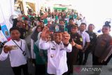 Wali Kota Lhokseumawe, Imran menyapa anak pada acara launching Rumah Gizi Gampong (RGG) PT PLN Nusantara Power di Desa Meuria Paloh, Lhokseumawe, Aceh, Rabu (21/6/2023). RGG tempat layanan penyediaan makanan bergizi bagi balita dan ibu hamil secara komprehensif tersebut merupakan program Tanggung Jawab Sosial Lingkungan (TJSL) PT PLN Nusantara Power Unit Pembangkit Arun dalam rangka mendukung pemerintah mendorong target penurunan keseluruhan (Prevalensi) Stunting di Indonesia tahun 2024 sebesar 14 persen. ANTARA/Rahmad