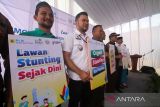 Wali Kota Lhokseumawe, Imran menyapa anak pada acara launching Rumah Gizi Gampong (RGG) PT PLN Nusantara Power di Desa Meuria Paloh, Lhokseumawe, Aceh, Rabu (21/6/2023). RGG tempat layanan penyediaan makanan bergizi bagi balita dan ibu hamil secara komprehensif tersebut merupakan program Tanggung Jawab Sosial Lingkungan (TJSL) PT PLN Nusantara Power Unit Pembangkit Arun dalam rangka mendukung pemerintah mendorong target penurunan keseluruhan (Prevalensi) Stunting di Indonesia tahun 2024 sebesar 14 persen. ANTARA/Rahmad