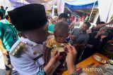 Wali Kota Lhokseumawe, Imran menyapa anak pada acara launching Rumah Gizi Gampong (RGG) PT PLN Nusantara Power di Desa Meuria Paloh, Lhokseumawe, Aceh, Rabu (21/6/2023). RGG tempat layanan penyediaan makanan bergizi bagi balita dan ibu hamil secara komprehensif tersebut merupakan program Tanggung Jawab Sosial Lingkungan (TJSL) PT PLN Nusantara Power Unit Pembangkit Arun dalam rangka mendukung pemerintah mendorong target penurunan keseluruhan (Prevalensi) Stunting di Indonesia tahun 2024 sebesar 14 persen. ANTARA/Rahmad