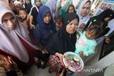 Wali Kota Lhokseumawe, Imran menyapa anak pada acara launching Rumah Gizi Gampong (RGG) PT PLN Nusantara Power di Desa Meuria Paloh, Lhokseumawe, Aceh, Rabu (21/6/2023). RGG tempat layanan penyediaan makanan bergizi bagi balita dan ibu hamil secara komprehensif tersebut merupakan program Tanggung Jawab Sosial Lingkungan (TJSL) PT PLN Nusantara Power Unit Pembangkit Arun dalam rangka mendukung pemerintah mendorong target penurunan keseluruhan (Prevalensi) Stunting di Indonesia tahun 2024 sebesar 14 persen. ANTARA/Rahmad