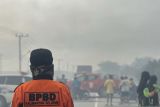 Petugas dan relawan berupaya padamkan kebakaran lahan di Banjarbaru