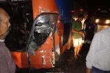 Pengemudi diduga mabuk, mobil carry tabrak bus di Dompu