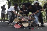 Penggemar skateboard berebut membawa papan skateboard di Taman Makam Pahlawan (TMP), Kota Tasikmalaya, Jawa Barat, Sabtu (24/6/2023). Kegiatan yang diselenggarakan Komunitas Tasik Skate itu, diikuti ratusan pecinta skateboard dari berbagai daerah di Jawa Barat, Pontianak dan Sulawesi, dalam rangkaian Hari Skateboard Sedunia atau Go Skateboarding Day. ANTARA FOTO/Adeng Bustomi/agr