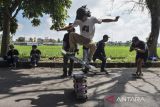Penggemar skateboard melakukan atraksi di Taman Makam Pahlawan (TMP), Kota Tasikmalaya, Jawa Barat, Sabtu (24/6/2023). Kegiatan yang diselenggarakan Komunitas Tasik Skate itu, diikuti ratusan pecinta skateboard dari berbagai daerah di Jawa Barat, Pontianak dan Sulawesi, dalam rangkaian Hari Skateboard Sedunia atau Go Skateboarding Day. ANTARA FOTO/Adeng Bustomi/agr