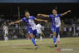 Pemain Putra Kuta Blang FC Syahrul Akbar (kiri) bersama rekannya melakukan selebrasi usai mencetak gol ke gawang Himpi Aceh FC dalam laga final HIPMI Aceh Cup 2023 di Stadion H Dimurthala, Banda Aceh, Jumat (23/6/2023). ANTARA/Khalis Surry